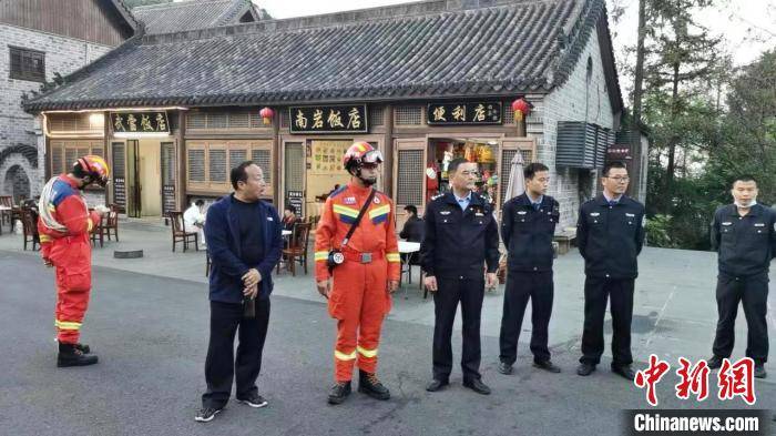 皇冠信用网登3_3名“驴友”结伴登武当山被困皇冠信用网登3,30余人彻夜成功搜救