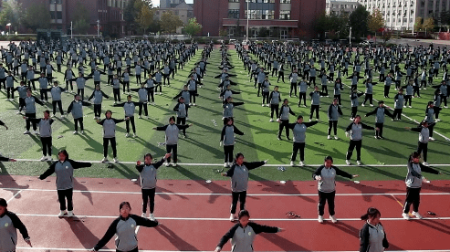 皇冠体育_阳光洒满操场皇冠体育,活力充盈校园——皇冠中学阳光体育活动精彩纷呈