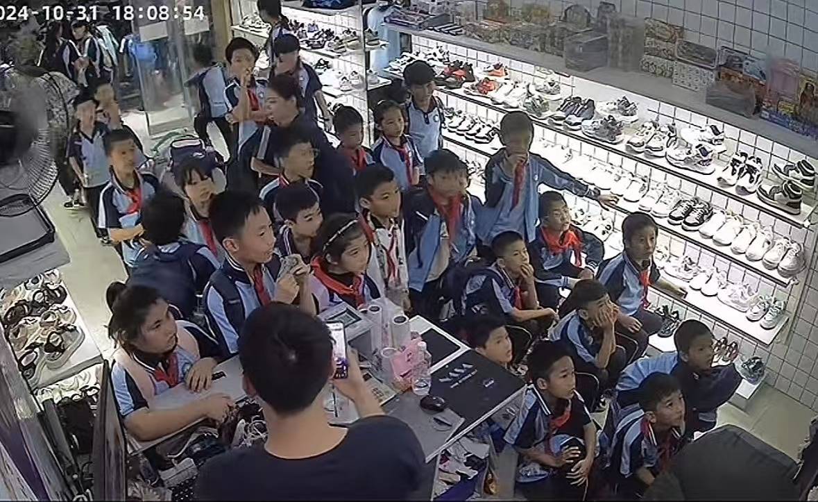 皇冠信用盘押金多少_广东一鞋店老板睡过头皇冠信用盘押金多少,被一群着急看电视的小学生连敲带喊催开门,调皮网友点外卖助攻