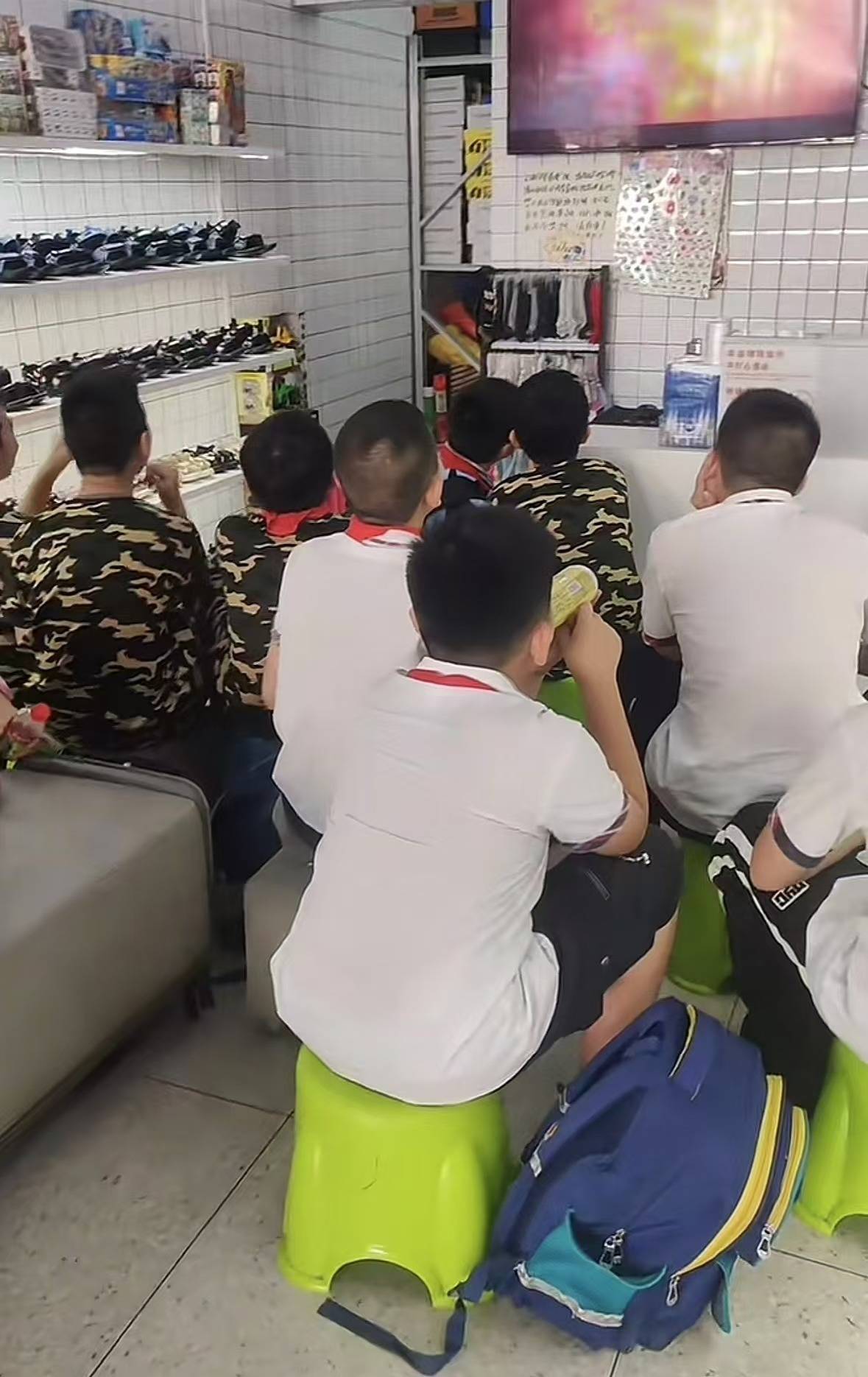 皇冠信用盘押金多少_广东一鞋店老板睡过头皇冠信用盘押金多少,被一群着急看电视的小学生连敲带喊催开门,调皮网友点外卖助攻