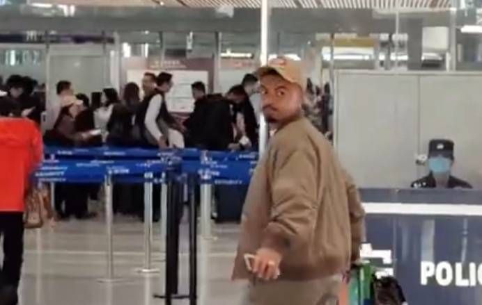 皇冠代理登1,2,3_博主:今天上午李可离开北京皇冠代理登1,2,3,雷腾龙来到机场话别好友