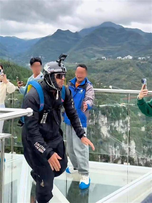 皇冠信用網开号_视频疯传!外国男子云南跳伞开伞失败皇冠信用網开号,急速坠落?景区澄清:视频不完整,开伞成功了