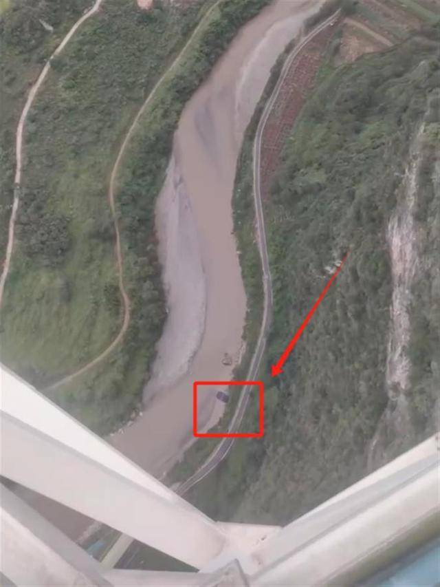 皇冠信用網开号_视频疯传!外国男子云南跳伞开伞失败皇冠信用網开号,急速坠落?景区澄清:视频不完整,开伞成功了