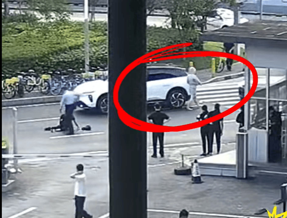 皇冠信用網正网_深圳女车主斑马线撞人皇冠信用網正网,“把被撞者早餐一脚踢飞”
