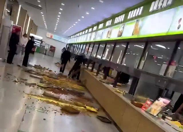 足球外围买球网站_安徽一学校食堂员工吵架足球外围买球网站,将新出锅的饭菜打翻一地,校方:涉事员工已辞退