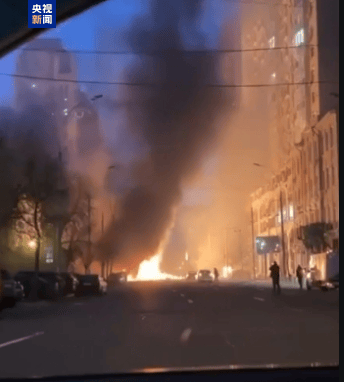 皇冠体育App下载_乌克兰突发!基辅市内爆炸声不断皇冠体育App下载,导弹碎片坠落致车辆起火!乌军署激光武器,指挥官透露重要信息......