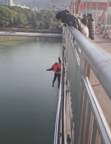 皇冠信用平台出租_事发福建!十几米高桥皇冠信用平台出租,他纵身一跃……