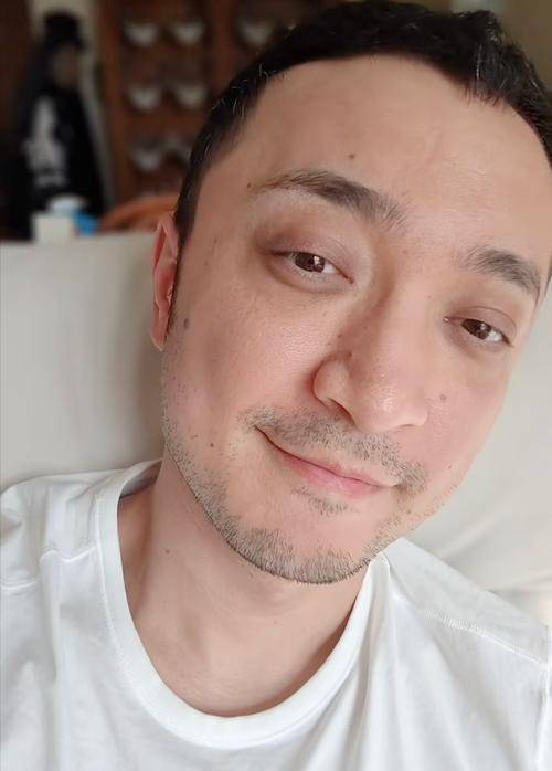 皇冠信用网正版_尼格买提:事业不顺皇冠信用网正版,婚姻崩溃后,母亲又身患重病,人生将如何?