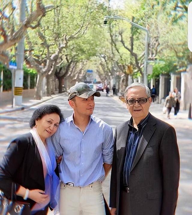 皇冠信用网正版_尼格买提:事业不顺皇冠信用网正版,婚姻崩溃后,母亲又身患重病,人生将如何?