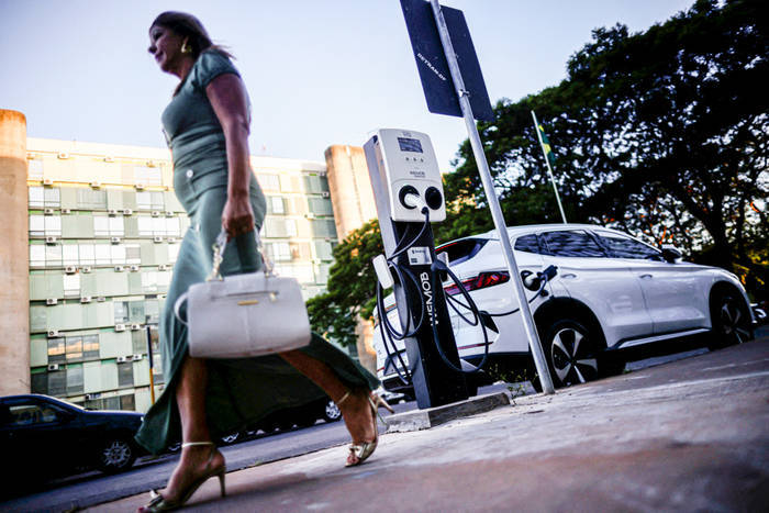 皇冠app_比亚迪巴西工厂建设工人:自己工资按月100%发放皇冠app,“一切安好”