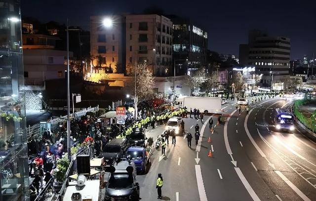 皇冠体育信用网_尹锡悦命运迎来转折?11000人聚集总统官邸外皇冠体育信用网,在野党棋差一招