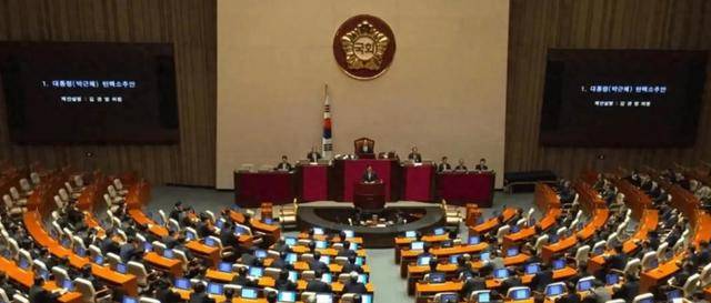 皇冠体育信用网_尹锡悦命运迎来转折?11000人聚集总统官邸外皇冠体育信用网,在野党棋差一招