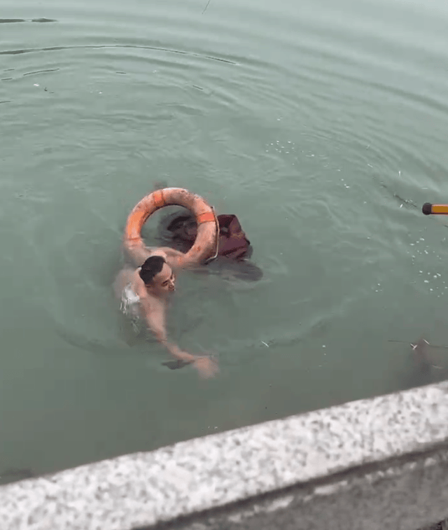 巴黎奥运会足球_32岁陕西男子只会“狗刨”巴黎奥运会足球,跳江救老人冻到浑身发红,6岁女儿为爸爸点赞