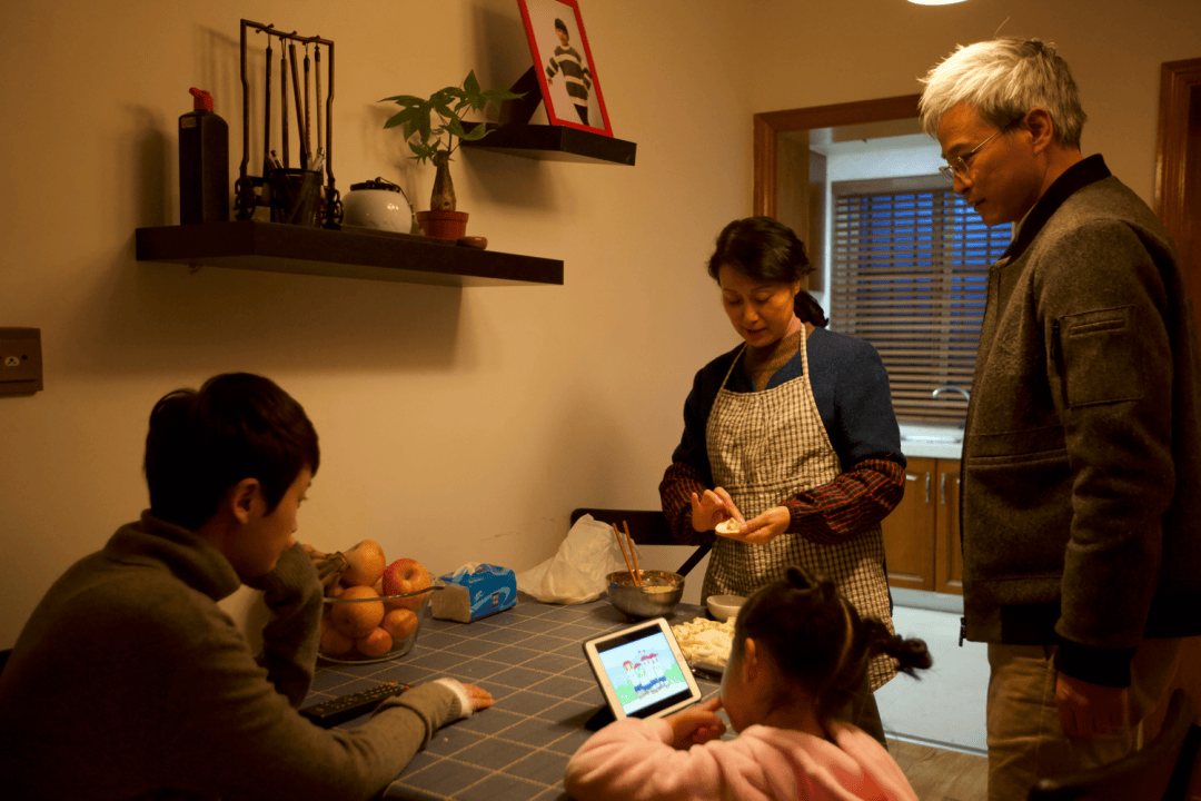 皇冠信用网代理_学生禁玩手机皇冠信用网代理，催生孩子间的地下交易