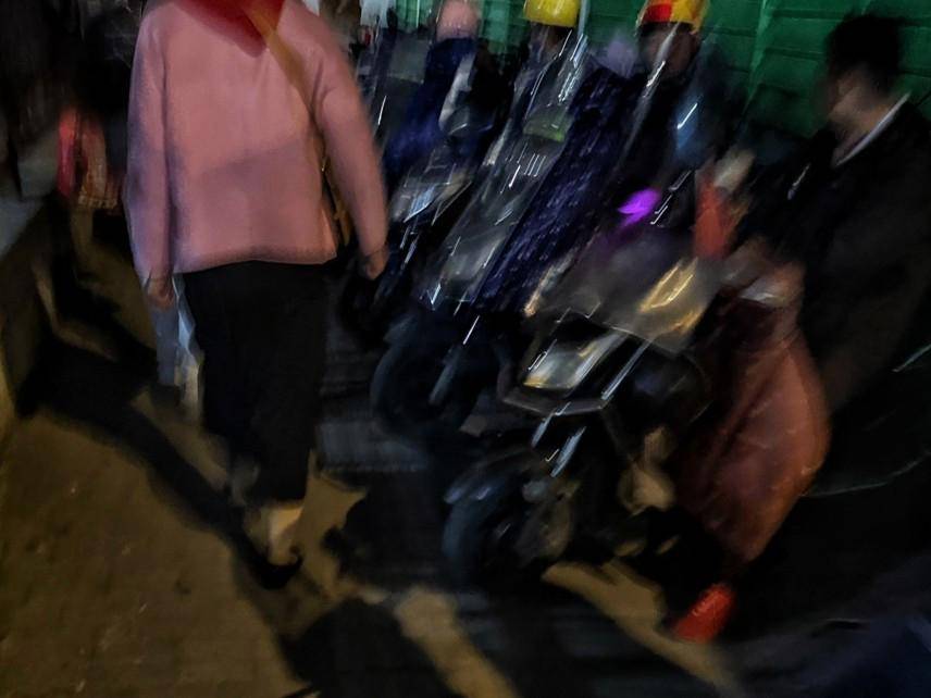 皇冠网址_上海女子崩溃：就住在地铁口皇冠网址，但出行一点也不方便！不到50米的路，充满各种障碍→