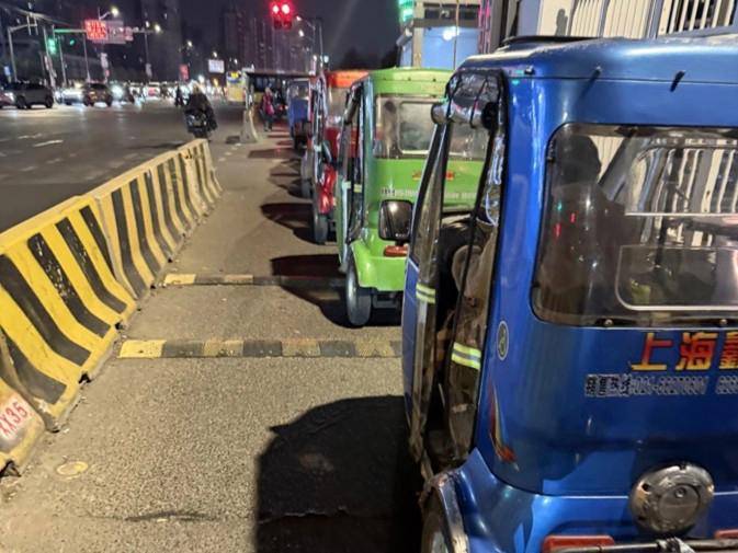 皇冠网址_上海女子崩溃：就住在地铁口皇冠网址，但出行一点也不方便！不到50米的路，充满各种障碍→