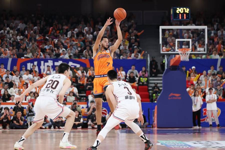 拜仁慕尼黑 v 国际米兰_加时险胜！上海大鲨鱼击败广东拜仁慕尼黑 v 国际米兰，季后赛晋级概率扳平！