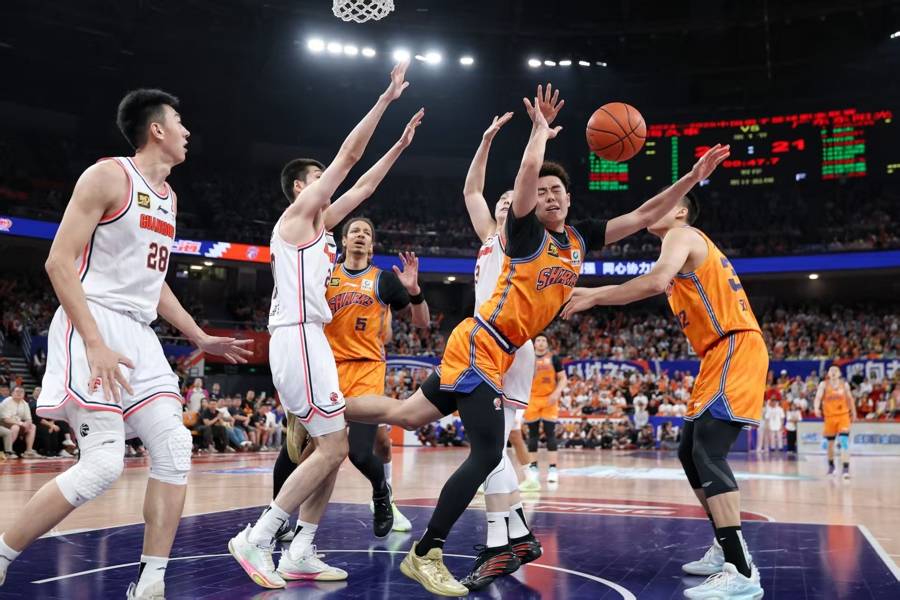 拜仁慕尼黑 v 国际米兰_加时险胜！上海大鲨鱼击败广东拜仁慕尼黑 v 国际米兰，季后赛晋级概率扳平！