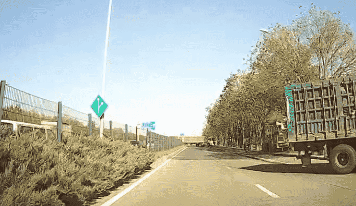 如何申请皇冠信用盘_吓得手直抖如何申请皇冠信用盘！两货车在北京高速出口突然逆行掉头！