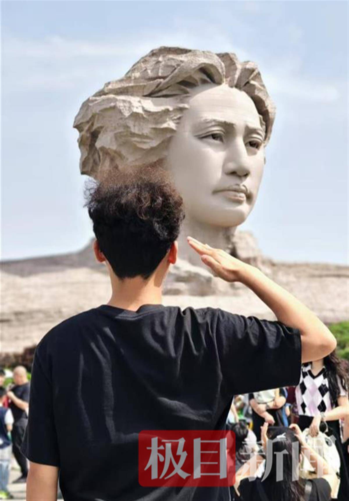 皇冠球網app_小伙在橘子洲向毛泽东雕塑敬礼留念：等入伍后皇冠球網app，穿军装再来拍一张