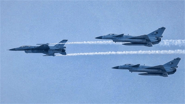 皇冠信用网在线开户_前线传回战报！歼10C“苍蝇盔”罕见露面皇冠信用网在线开户，飞行员看哪打哪