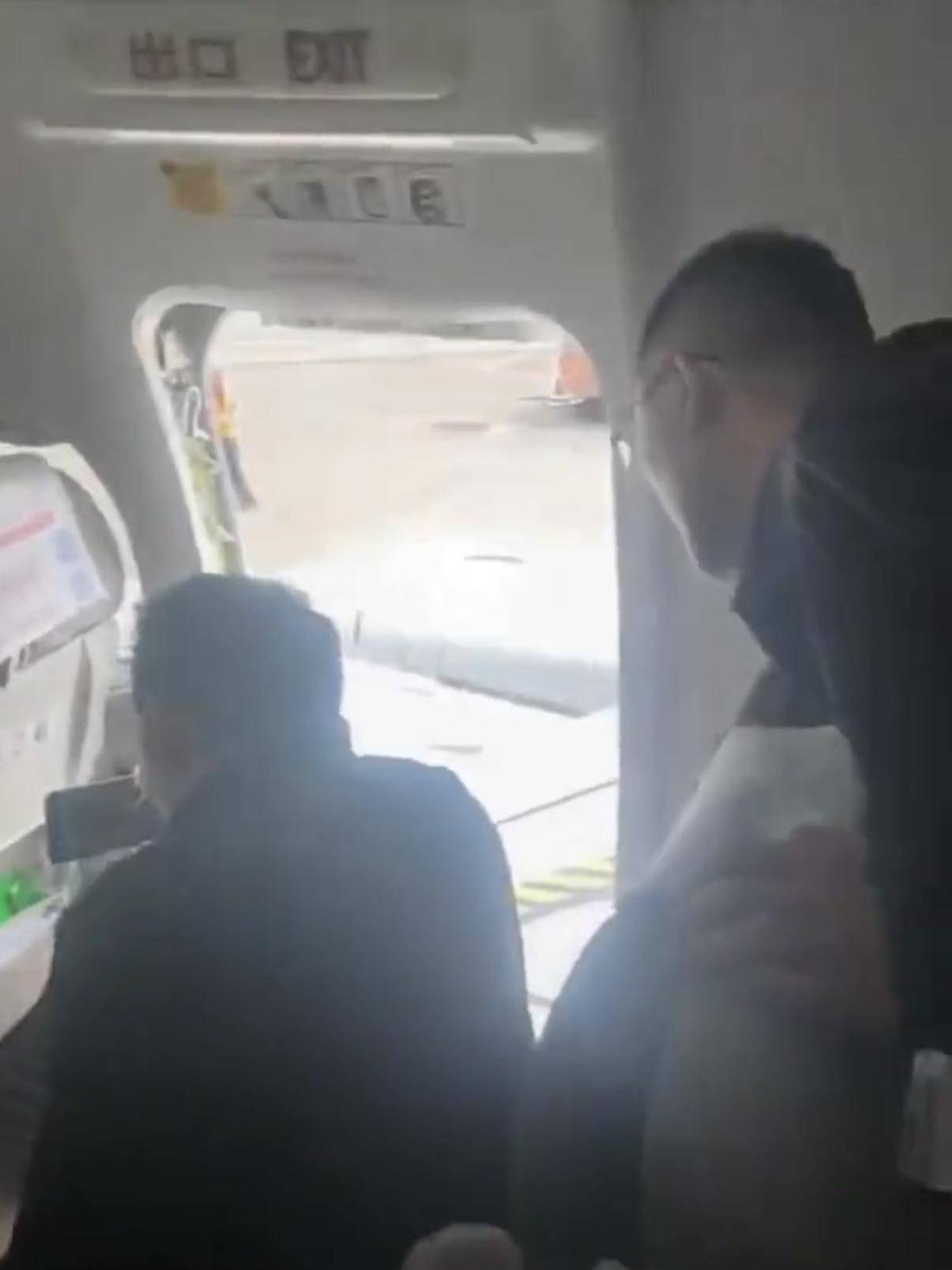 皇冠信用盘出租代理_东航一客机应急出口被打开皇冠信用盘出租代理！机场回应：涉事乘客已被警方带走