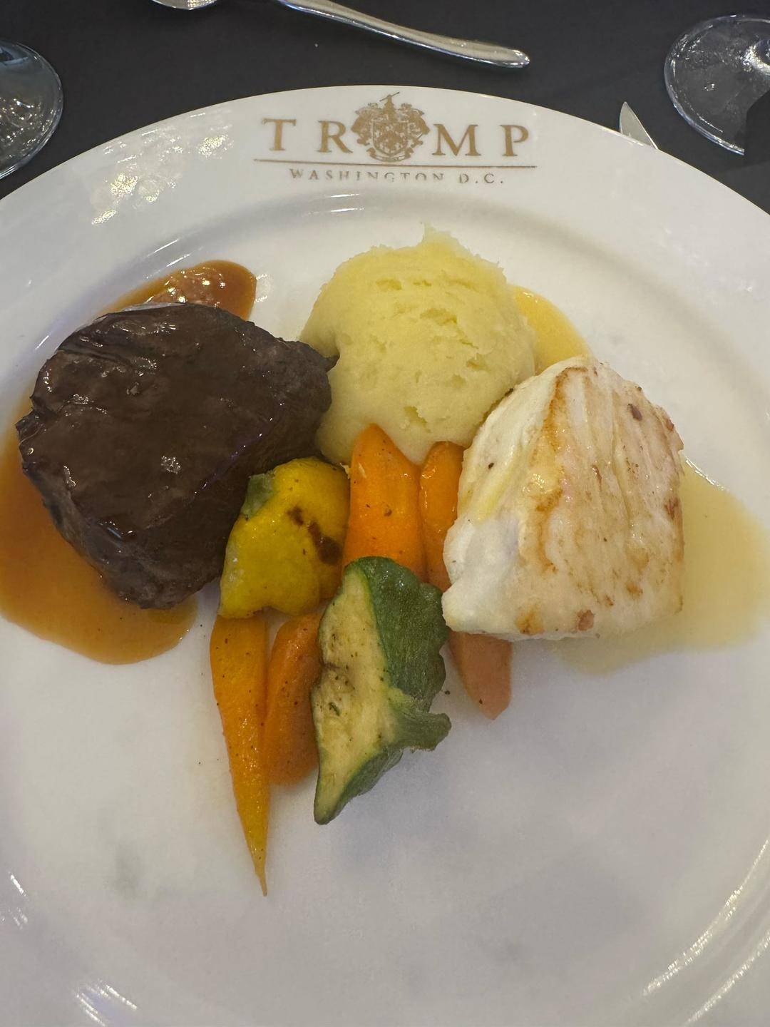 皇冠登3代理申请_220位宾客人均花178万美元买币皇冠登3代理申请，出席特朗普晚宴后多人吐槽：不如廉价航空餐