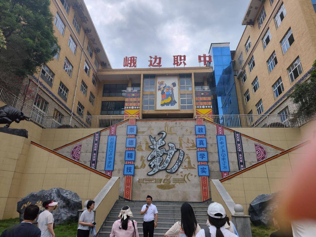 世界杯2026
_四川彝族职校学生操控无人机越过大山 为家乡特产开辟“空中通道”