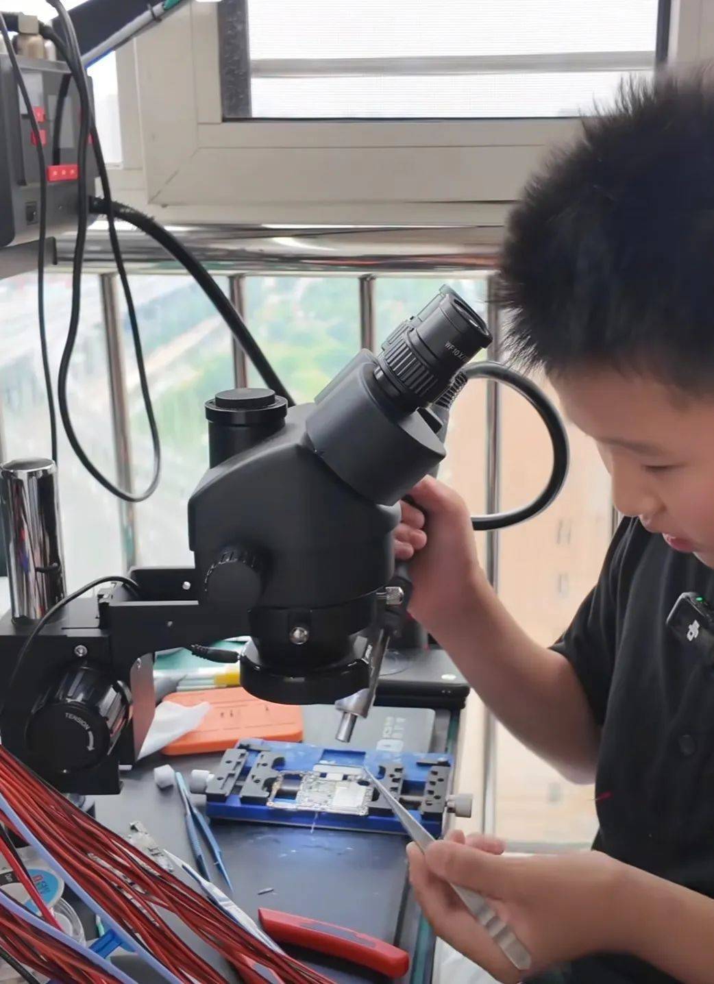 皇冠信用網如何申请_12岁小孩哥“沉迷”维修！母亲：研究火箭燃料时曾爆燃皇冠信用網如何申请，现在邻居有活就找他