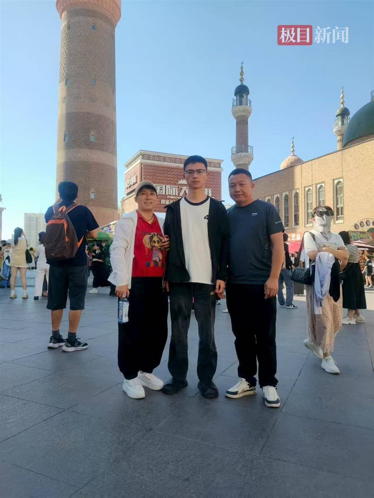 巴勒莫vs弗洛西诺尼_安徽夫妇自驾送儿子去新疆石河子上大学：6天穿越3700公里巴勒莫vs弗洛西诺尼，沿途打卡景点每天还直播7小时，刚到校就被粉丝认出