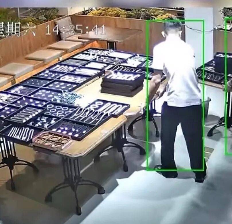 皇冠信用網登2_员工拉桌子碰碎近50个和田玉镯皇冠信用網登2,店主称“价值超100万”:不怪他